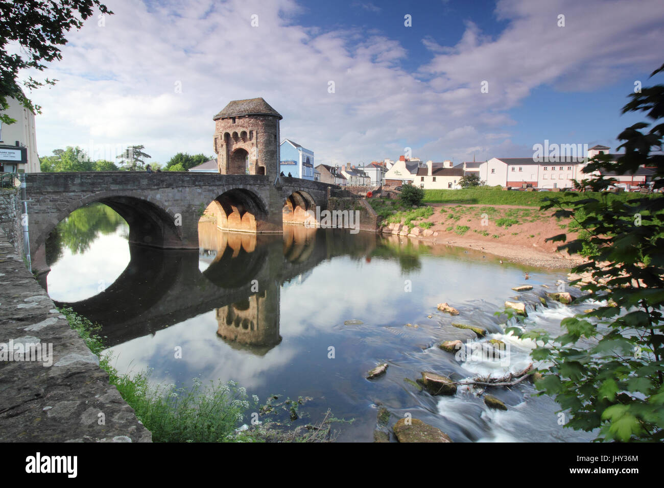Monnow puente y puerta fortificada, la única que queda River Bridge en Gran Bretaña, en Monmouth, Gales, Reino Unido Foto de stock