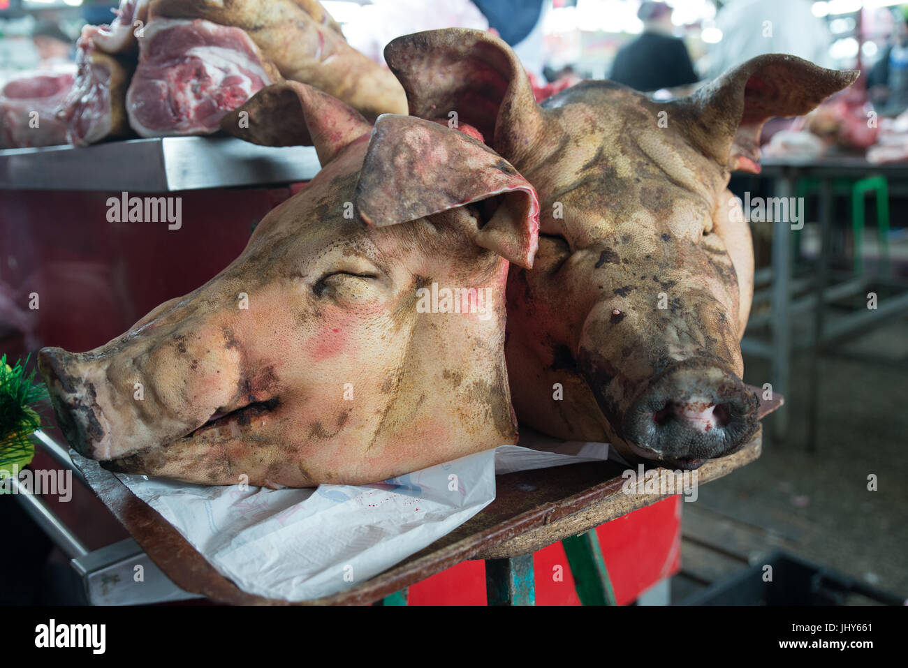 Carne de cerdo a la venta en el mercado de alimentos de Bendery, Transnistria Foto de stock