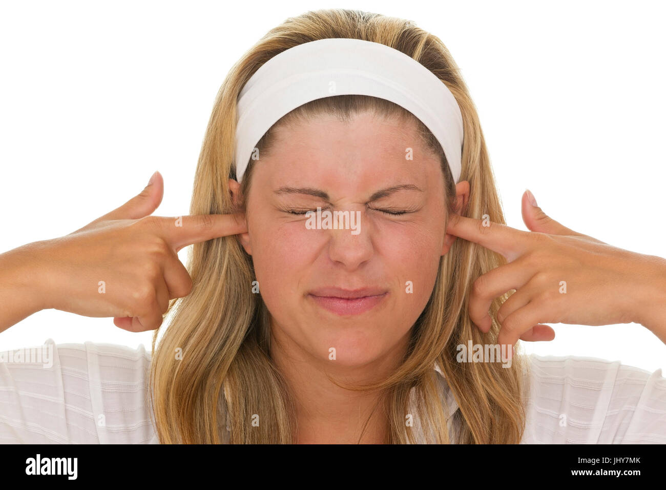 Mujer joven se mantiene cerrada para ella las orejas - Joven enchufar aquí oídos, Junge Frau hält sich die Ohren zu - Joven enchufando sus orejas Foto de stock