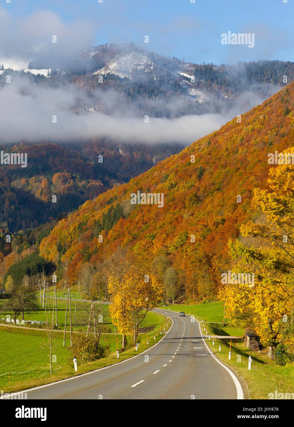 El paisaje del otoño y la carretera federal con Weyer, Upper Austria, Austria - Otoño de tierra cerca del cabo Weyer, Upper Austria, Austria, Herbstlandschaft und Bund Foto de stock