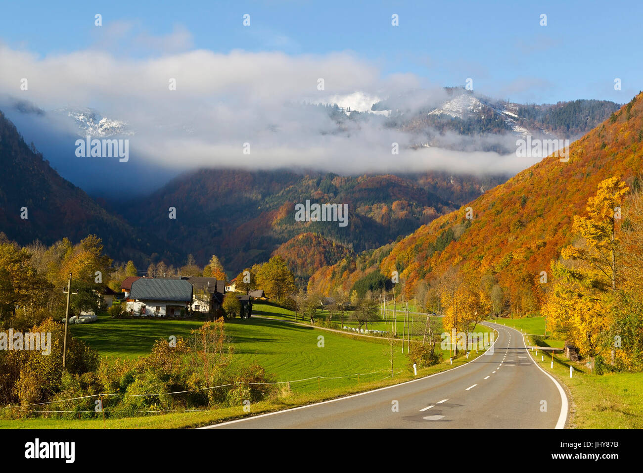 El paisaje del otoño y la carretera federal con Weyer, Upper Austria, Austria - Otoño de tierra cerca del cabo Weyer, Upper Austria, Austria, Herbstlandschaft und Bund Foto de stock