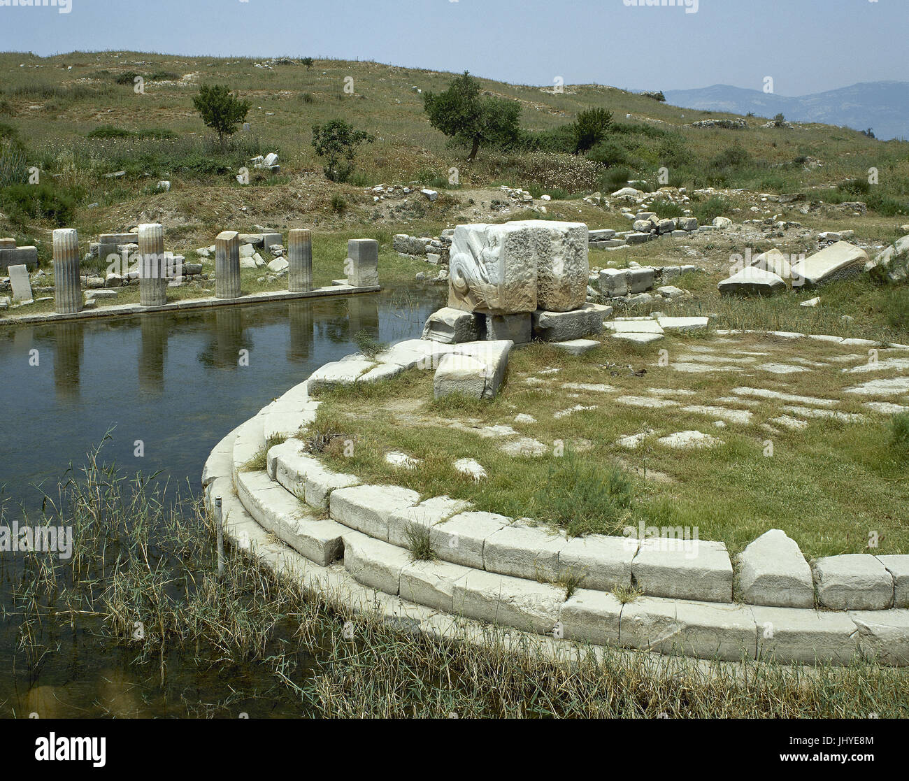 Turquía. Mileto. Antigua ciudad griega. Ruinas del monumento en el puerto de Los Leones. Siglo I A.C. Anatolia. Foto de stock