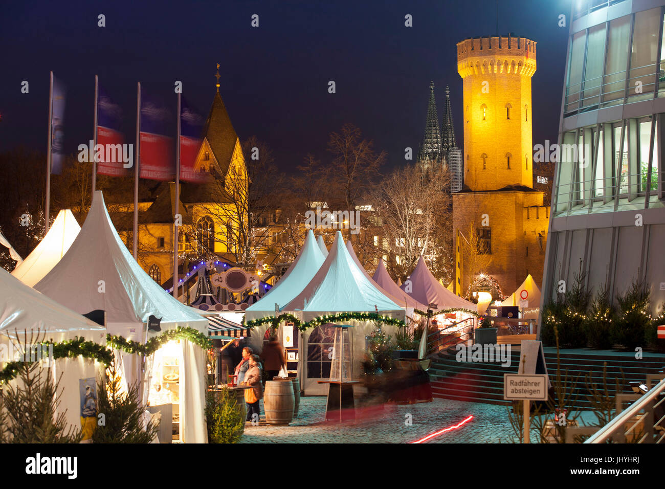 Alemania, Colonia, el mercado de Navidad en el puerto Rheinau en la torre Malakoff Foto de stock