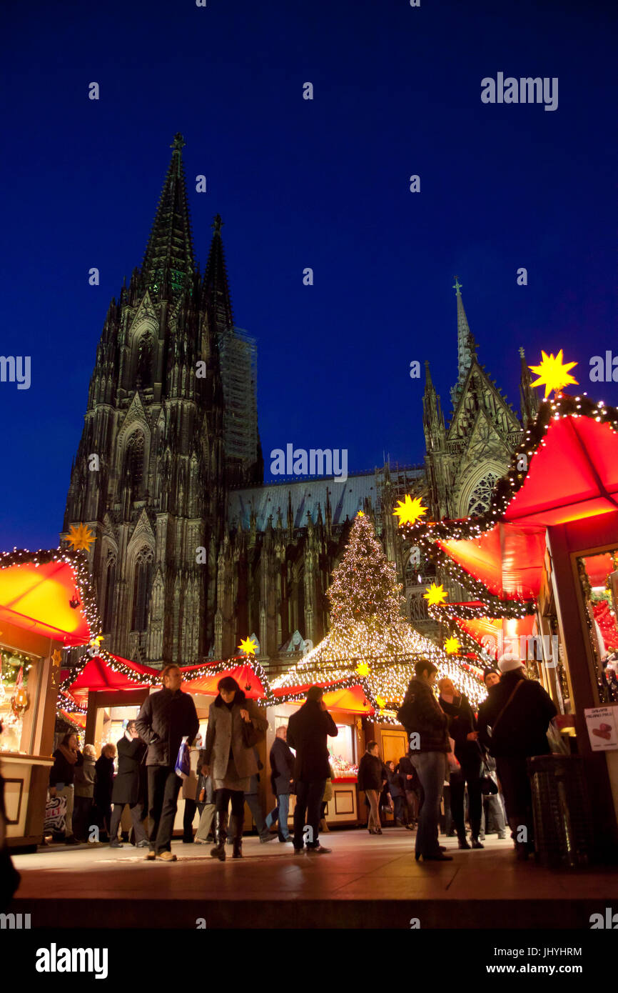 En Europa, Alemania, Colonia, el mercado de Navidad en la Roncalliplatz en frente de la catedral Foto de stock