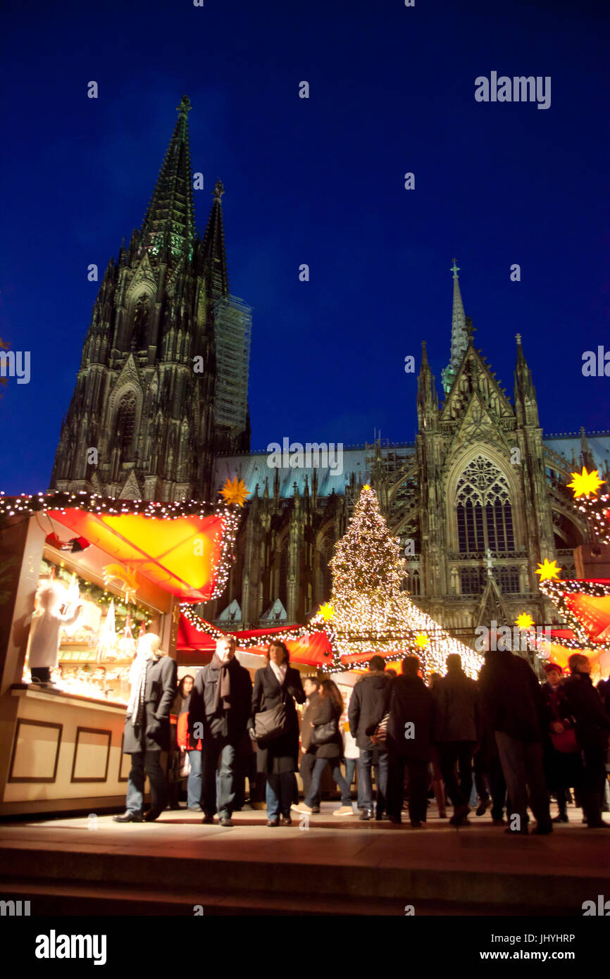 En Europa, Alemania, Colonia, el mercado de Navidad en la Roncalliplatz en frente de la catedral Foto de stock