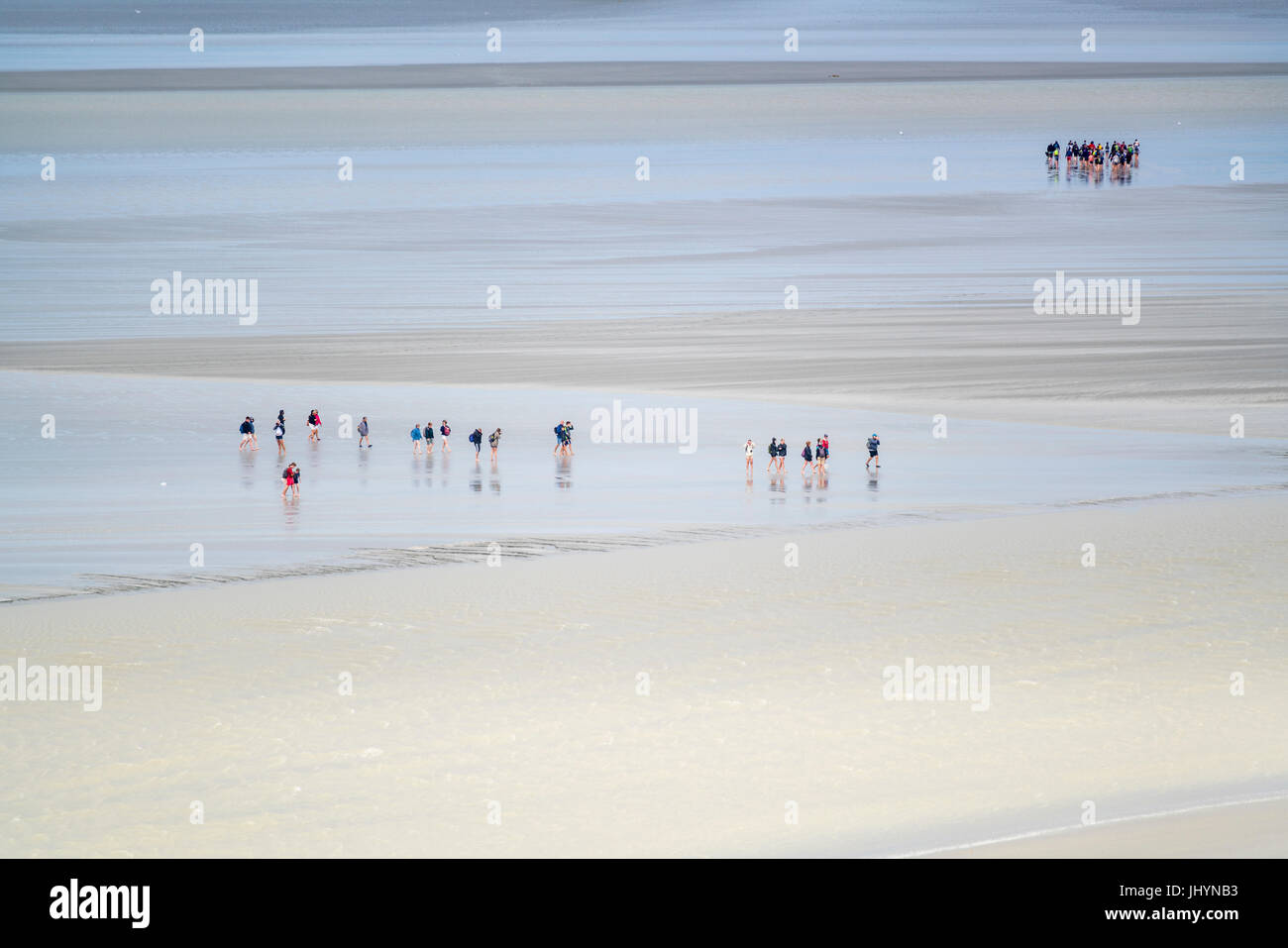La gente caminando en la arena durante la marea baja, el Mont-Saint-Michel, en Normandía, Francia, Europa Foto de stock