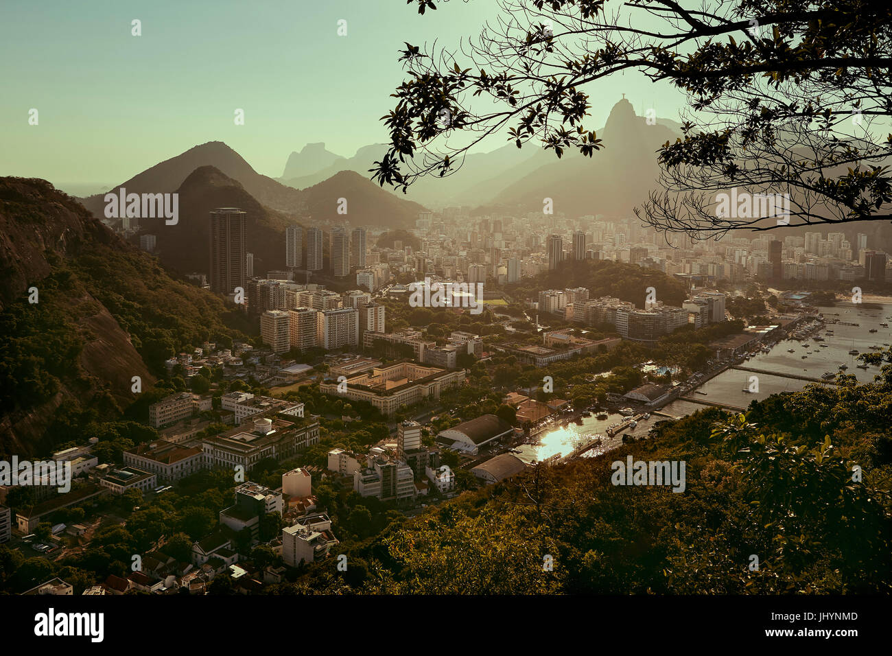 Vistas de Río de Janeiro y el Cristo Redentor de Sugarloaf mountain (Pao de Acuca) al atardecer, Río de Janeiro, Brasil Foto de stock