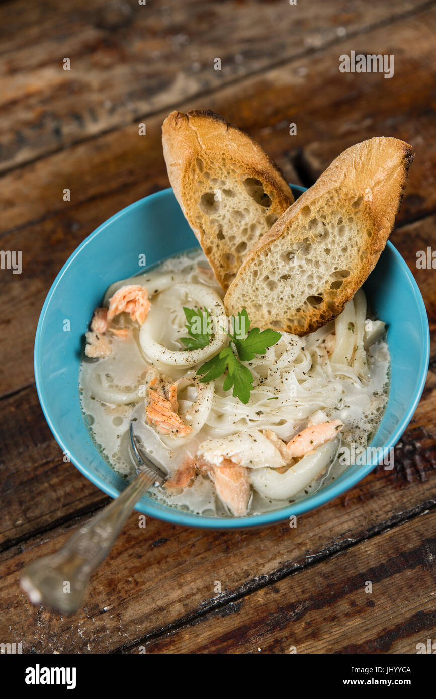 Sopa de Mariscos caliente y sabrosa Foto de stock