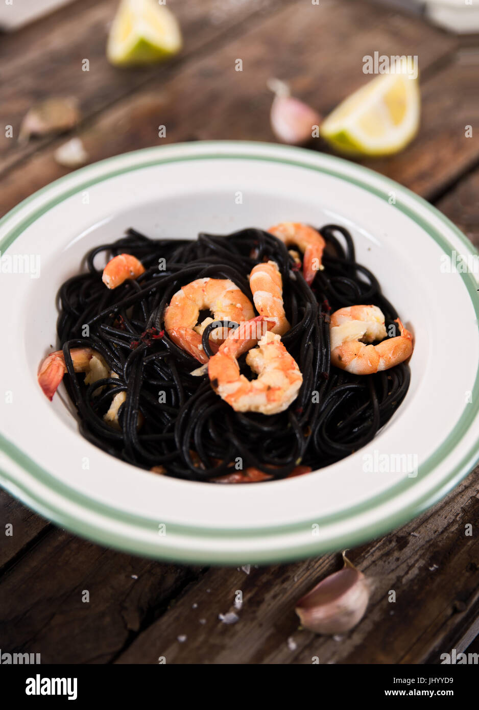 Camarones espaguetis con tinta negra. Foto de stock