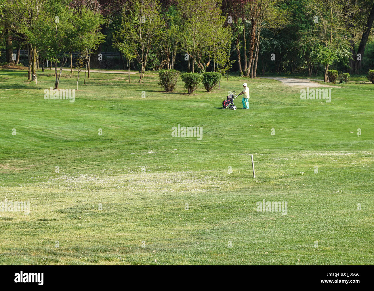 Italia - 25 de mayo : juega al golf, un hombre no identificado. El golf es un deporte generalizado. Foto de stock
