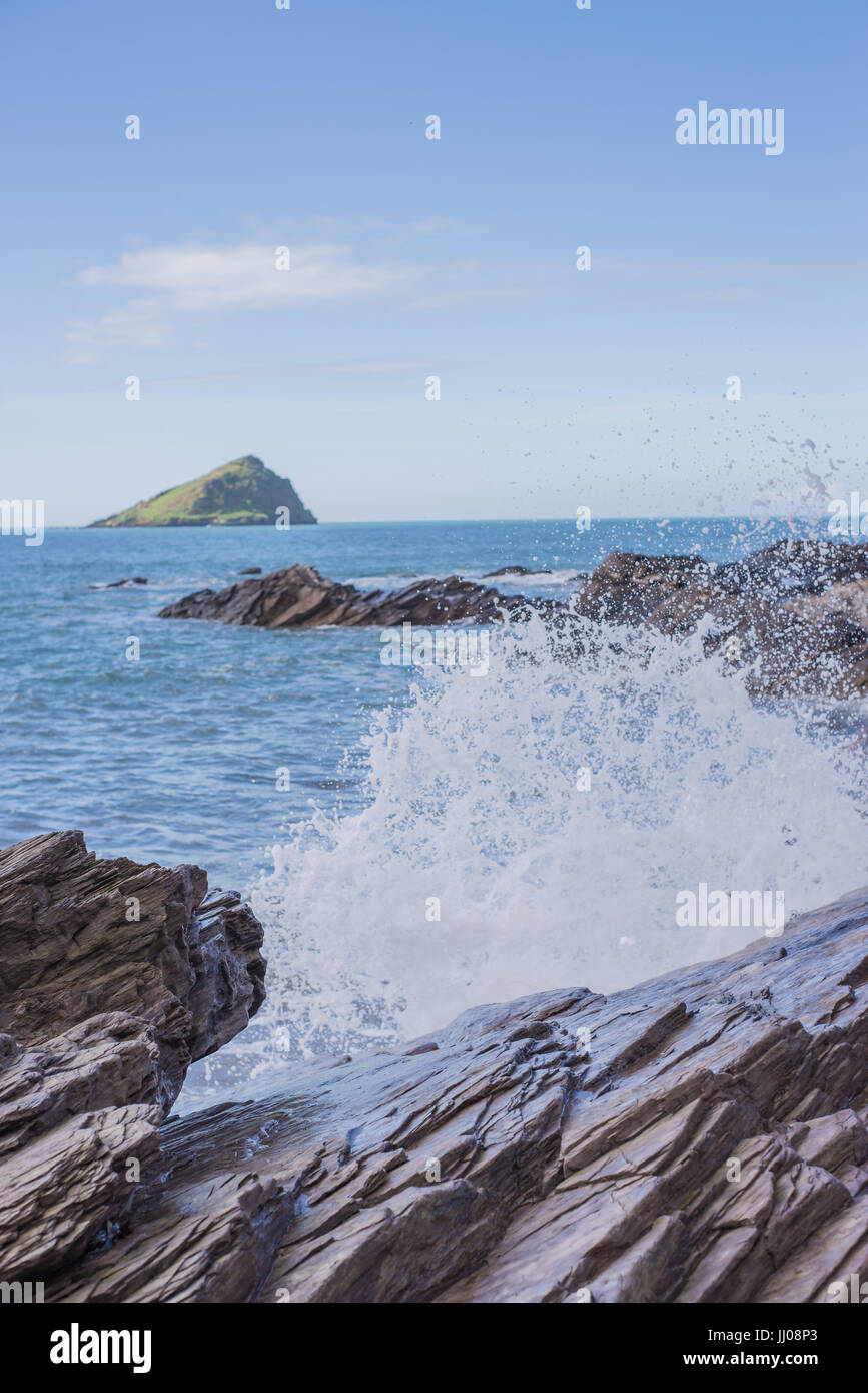 Las olas que rompen en la orilla Foto de stock