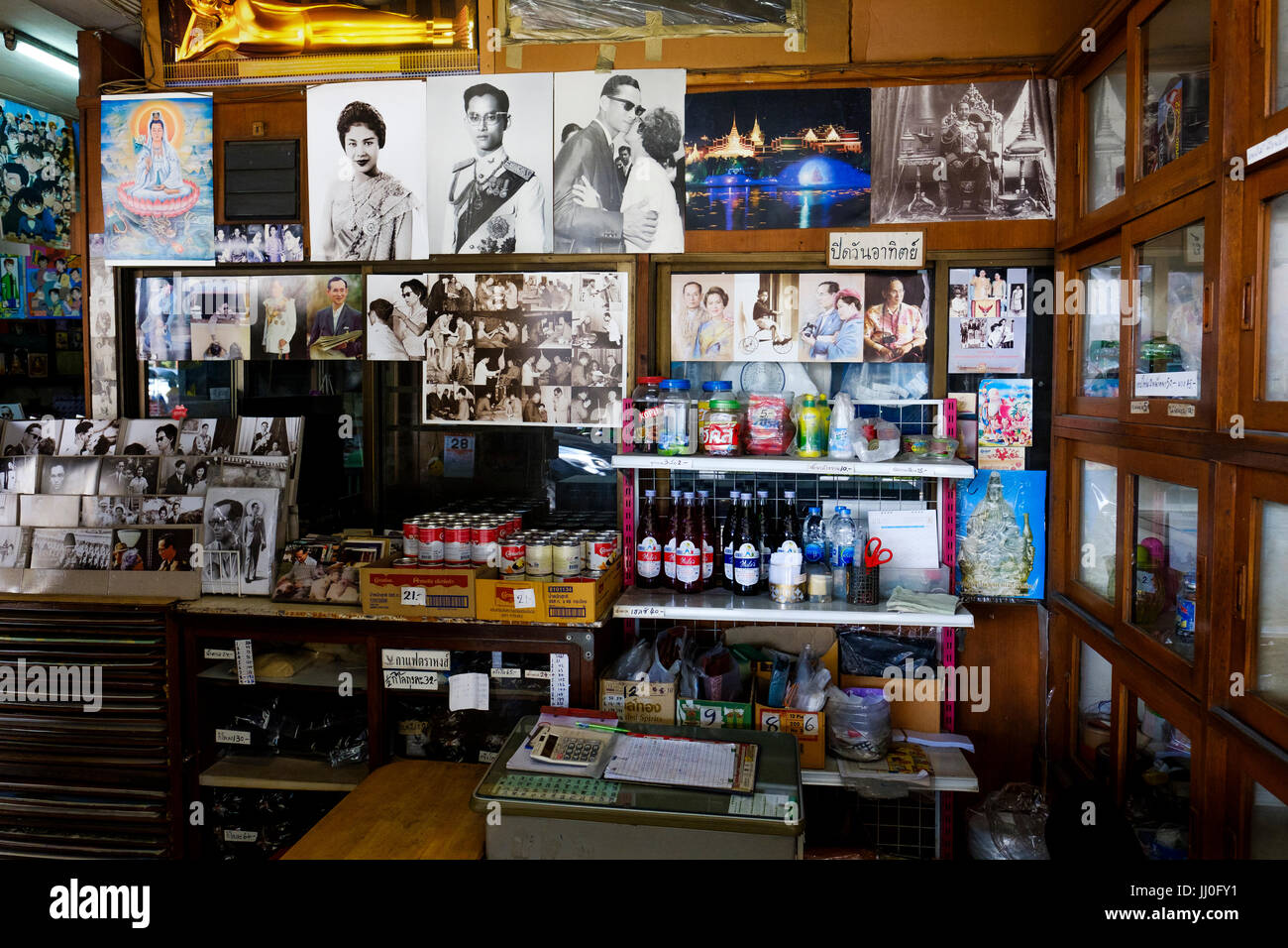 Una pequeña tienda de venta de algunos productos alimenticios junto con imágenes de la Familia Real de Tailandia, Distrito de Phra Nakhon, Bangkok, Tailandia. Foto de stock