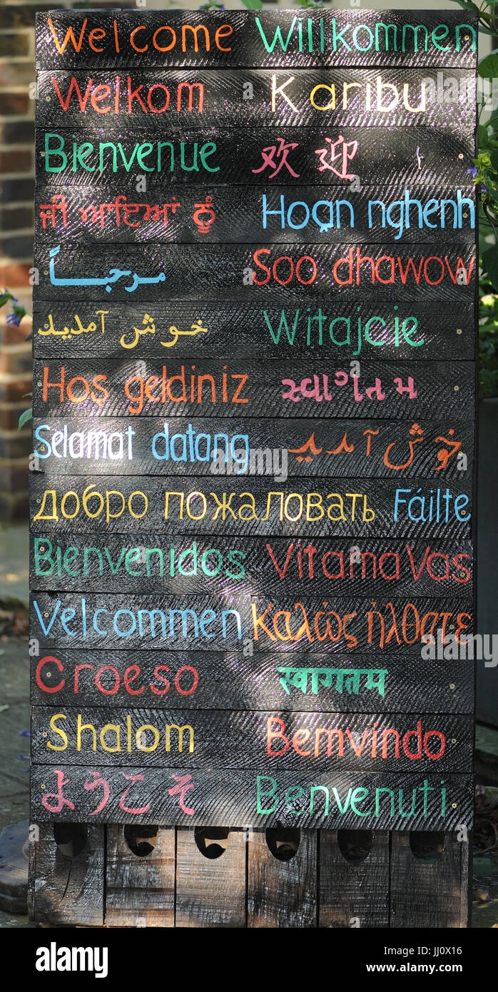 Un cartel con 'Welcome' en numerosos idiomas. Henfield, Sussex, Reino Unido. Foto de stock