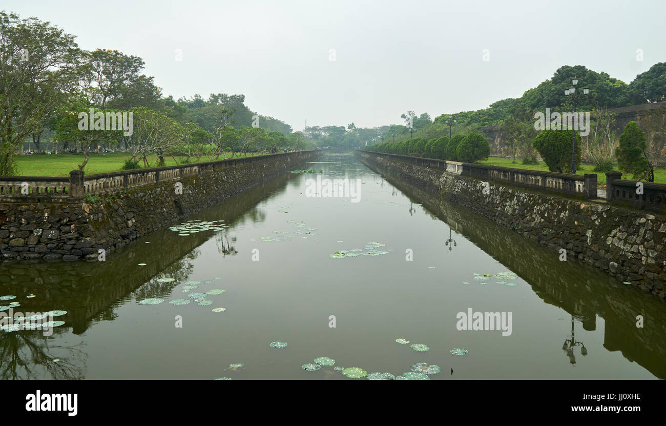 Trinchera o foso de agua delante de la entrada a la ciudad imperial de Vietnam. Foto de stock