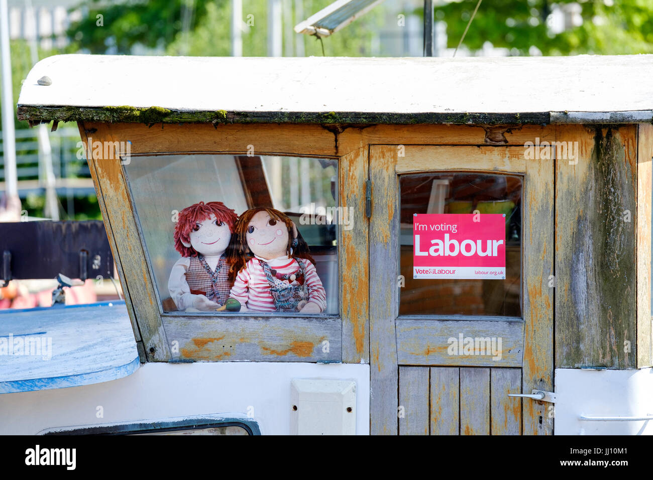 Un voto partido laborista cartel aparece en un barco atraca en la ciudad de Bristol, por su lado, dos Rosie y Jim cuento infantil personajes en busca del Foto de stock