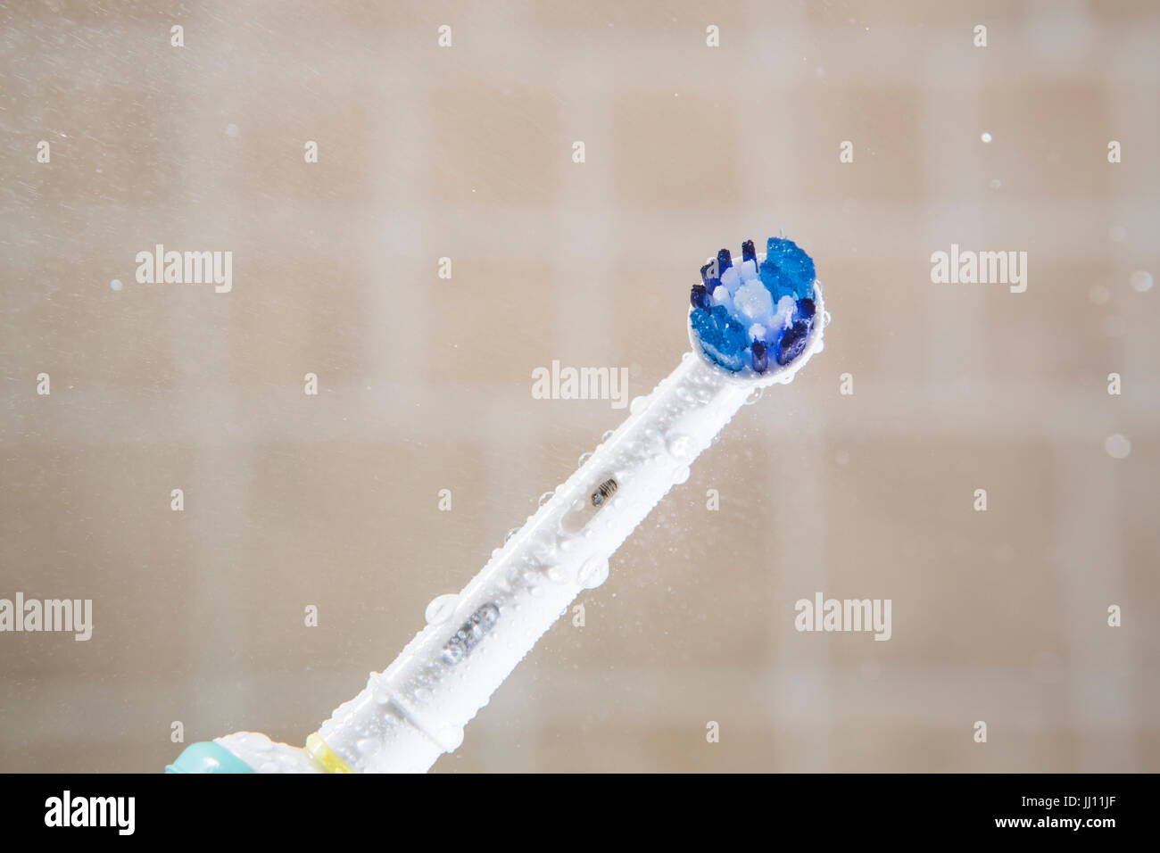 El cabezal del cepillo dental eléctrico en un baño. Foto de stock