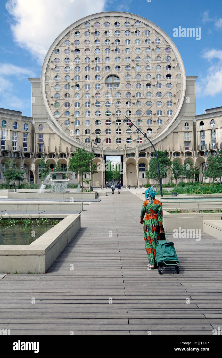 Les Arenes De Picasso Desarrollo De Vivienda Aka Les Camemberts West Wing Vistos Desde Dentro Del Patio Octogonal Fotografia De Stock Alamy