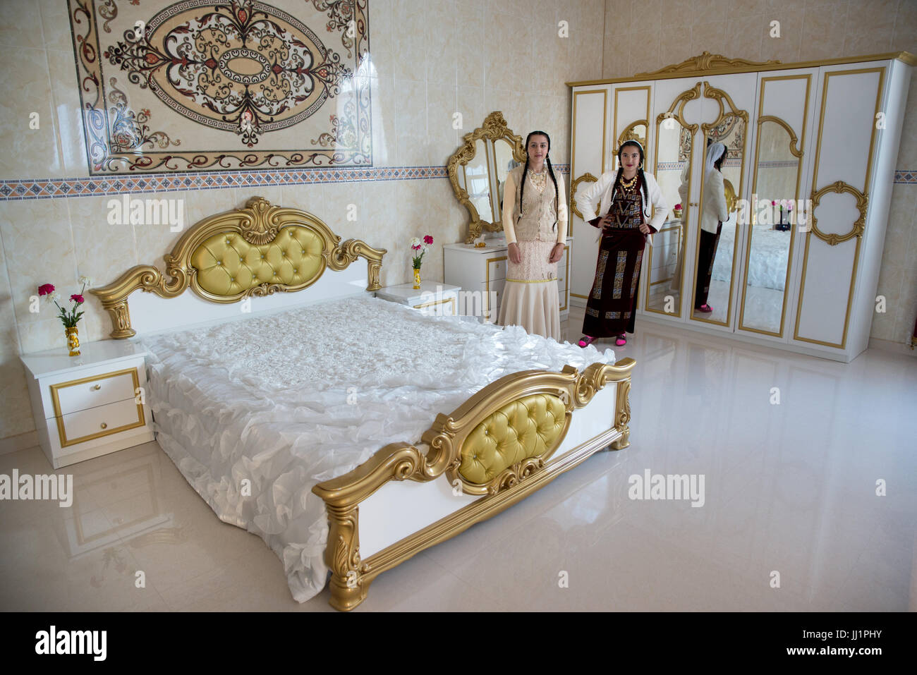 Las niñas de una acomodada familia gitana romaní posando en la lujosa  habitación de su casa, Ivanesti, Rumania Fotografía de stock - Alamy