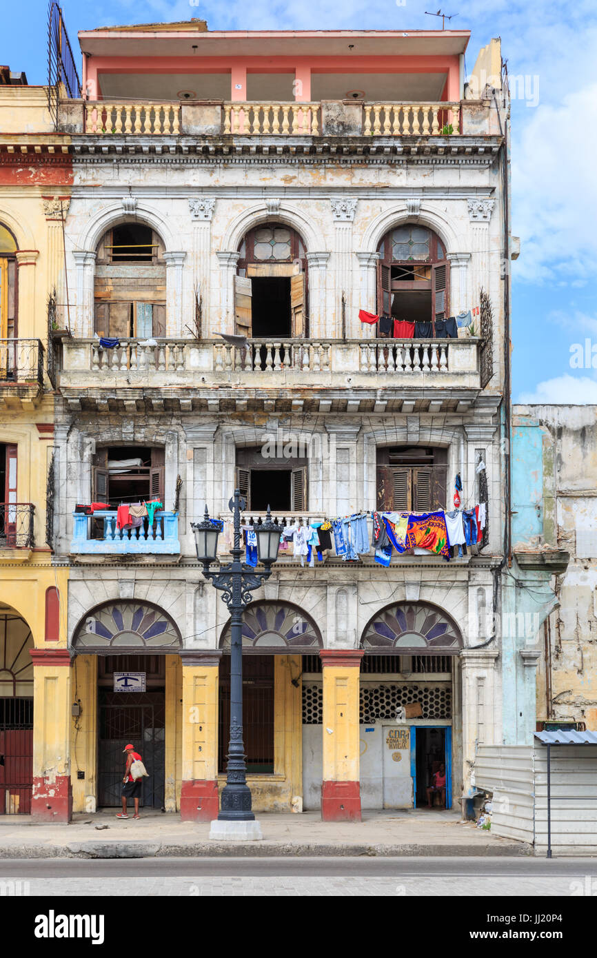 Edificio histórico, el desmoronamiento de la arquitectura clásica y neo con detalles art deco, La Habana Vieja, Cuba Foto de stock
