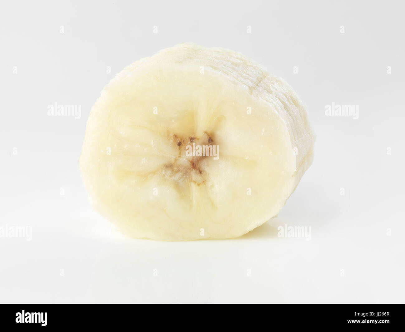 Primer plano de un plátano fruta rebanada aislado sobre fondo blanco. Foto de stock