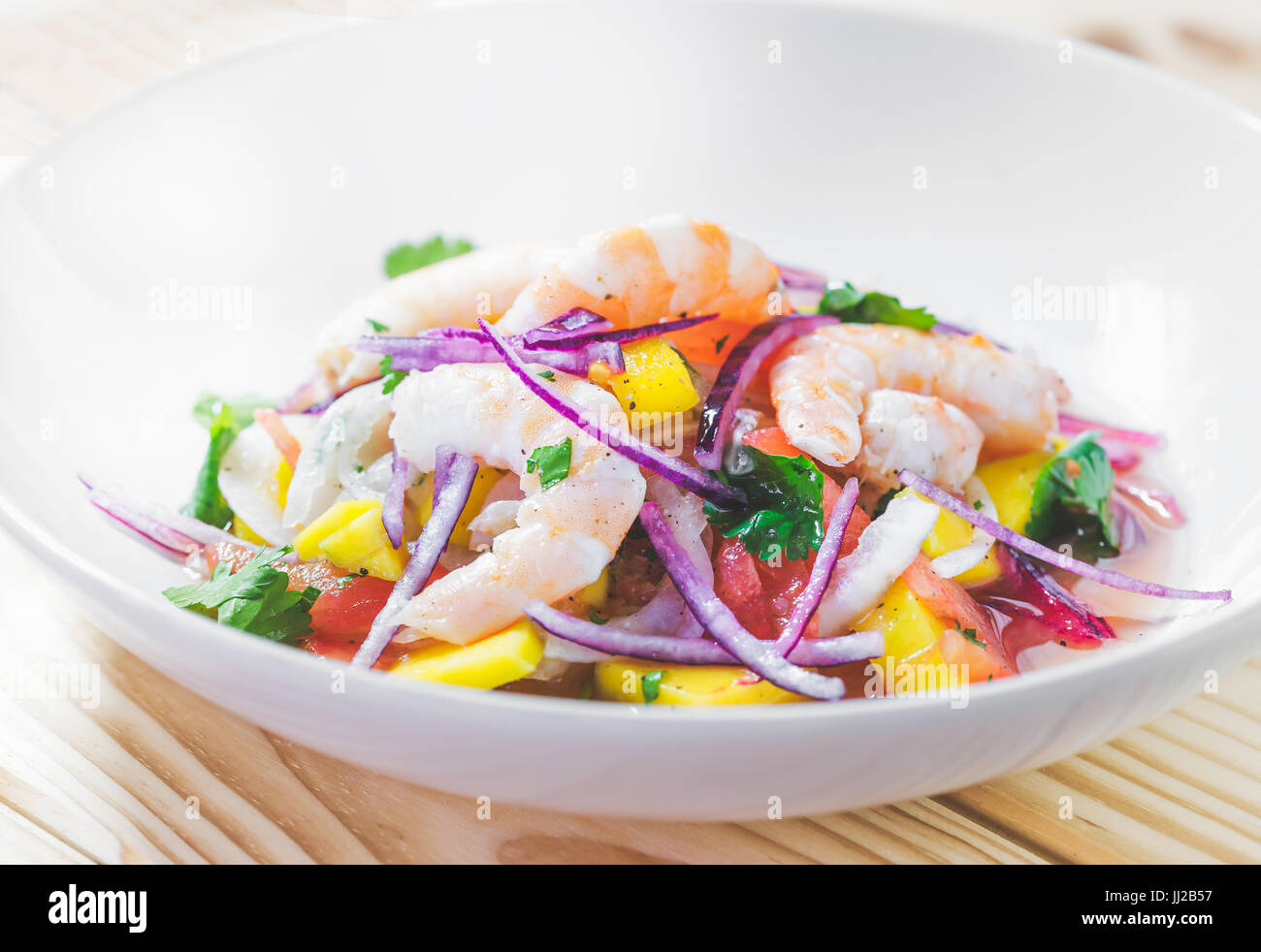 Refrescante plato de pescado marinado en zumo de cítricos. Ceviche de  Camarones y Mango. Dieta y alimentos saludables, concepto Fotografía de  stock - Alamy