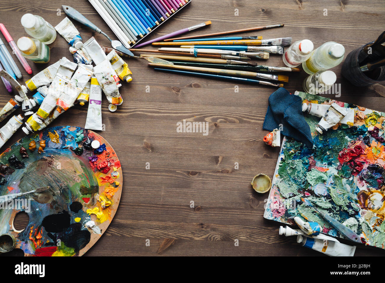 Mesa de artista fotografías e imágenes de alta resolución - Alamy