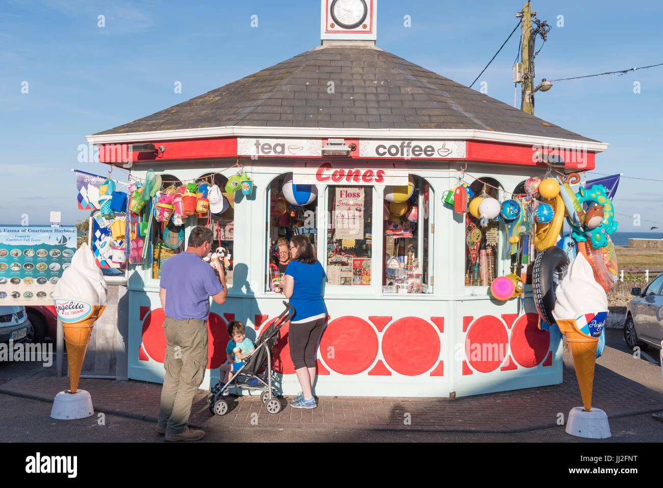 Los clientes compran helados conos del famoso quiosco en Courtown Harbour, Condado de Wexford, Irlanda. Foto de stock