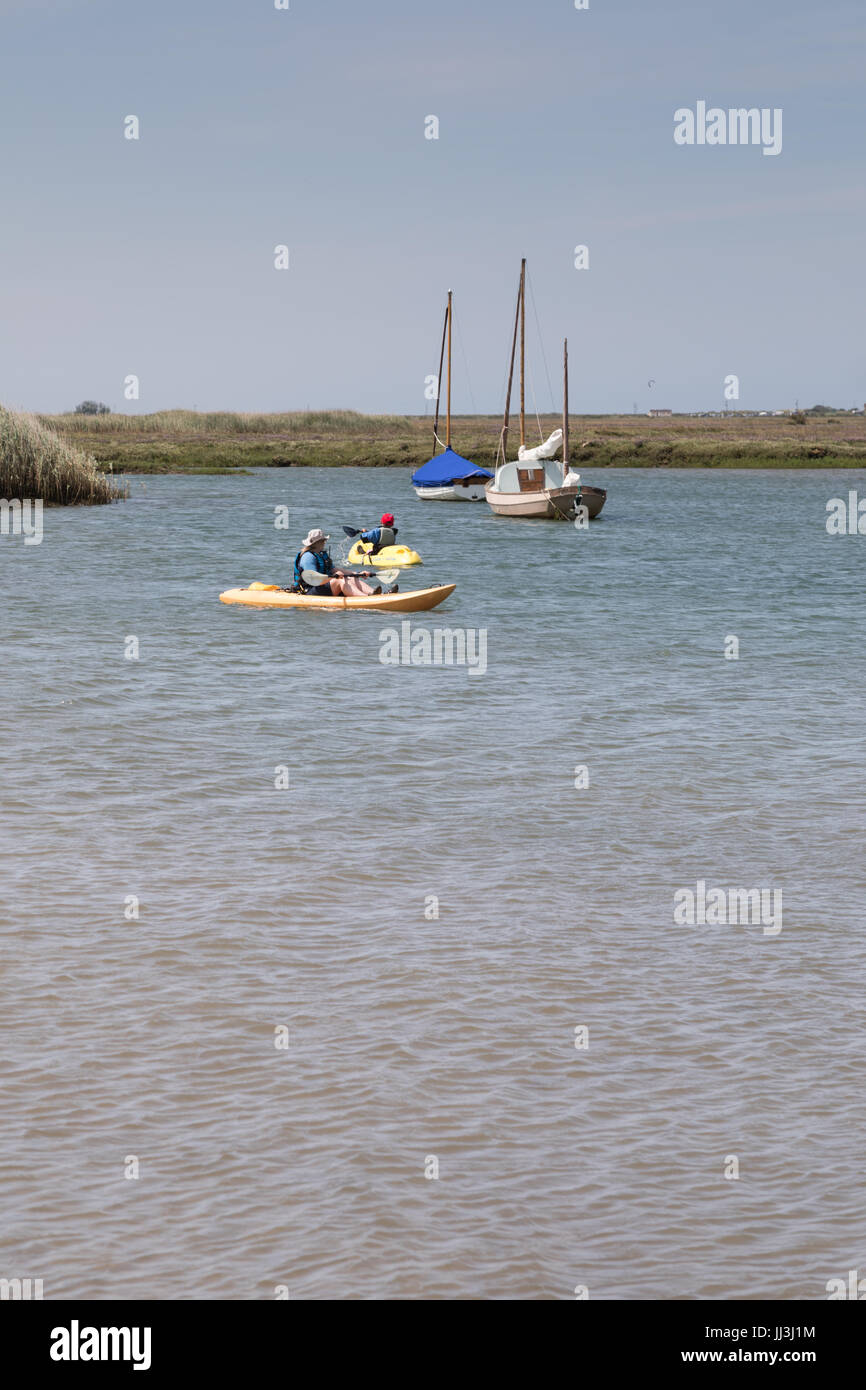 Brancaster, Norfolk, Reino Unido. El 18 de julio, 2017. El clima del REINO UNIDO: hechizos soleados en la costa de Norfolk. Los niños toman clases de kayak en clima cálido en el puerto de crédito: WansfordPhoto/Alamy Live News Foto de stock