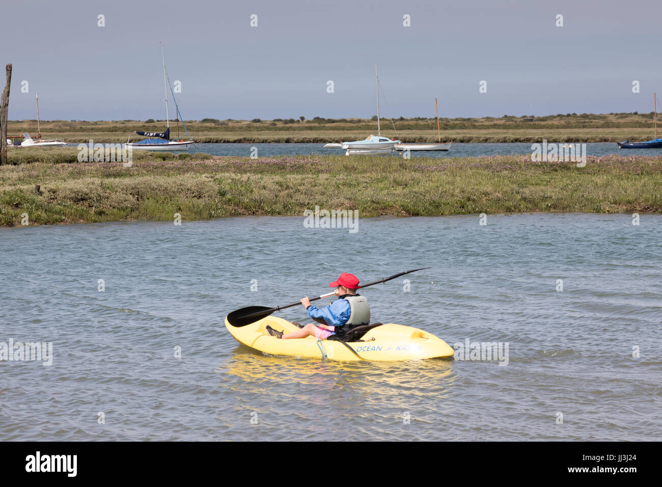 Brancaster, Norfolk, Reino Unido. El 18 de julio, 2017. El clima del REINO UNIDO: hechizos soleados en la costa de Norfolk. Los niños toman clases de kayak en clima cálido en el puerto de crédito: WansfordPhoto/Alamy Live News Foto de stock