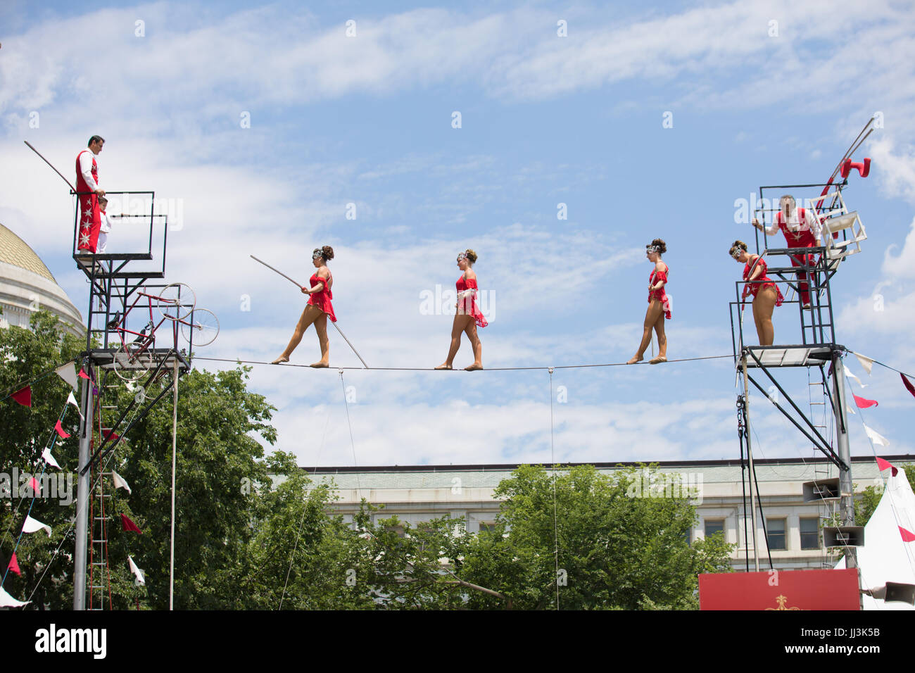La familia Wallenda Troupe realiza su acto de cuerda floja en el