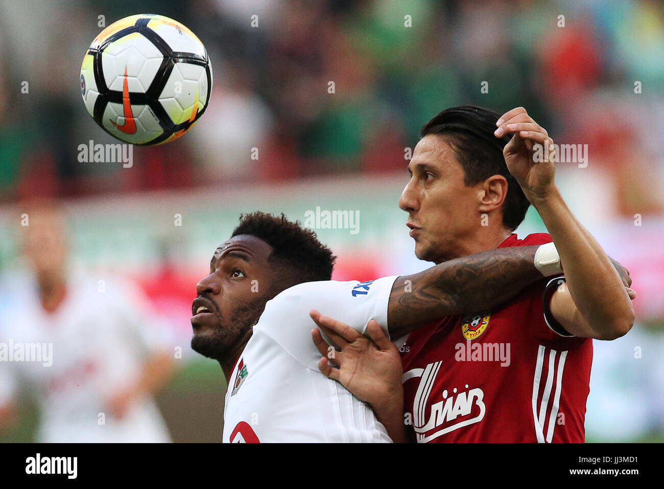 Moscú, Rusia - Julio 18, 2017: Lokomotiv de Moscú Jefferson Farfán (L) y el  Arsenal de Tula Mijail Aleksandrov lucha por la pelota en la Russian Premier  League 2017/18 Ronda 1 partido