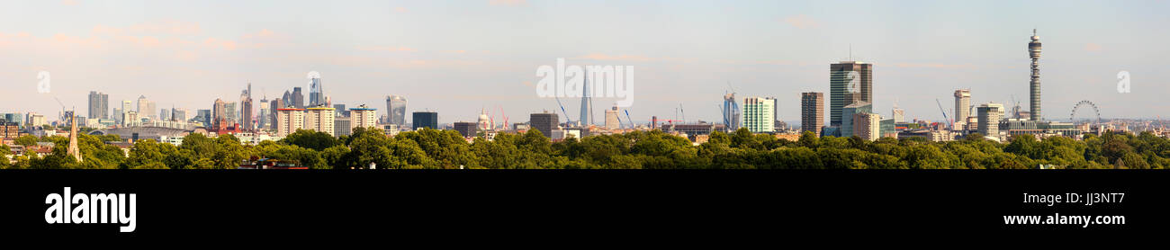 Extra grande skyline panorámica de Londres desde Primrose Hill. Compuesto de 6 imágenes panorámicas Foto de stock