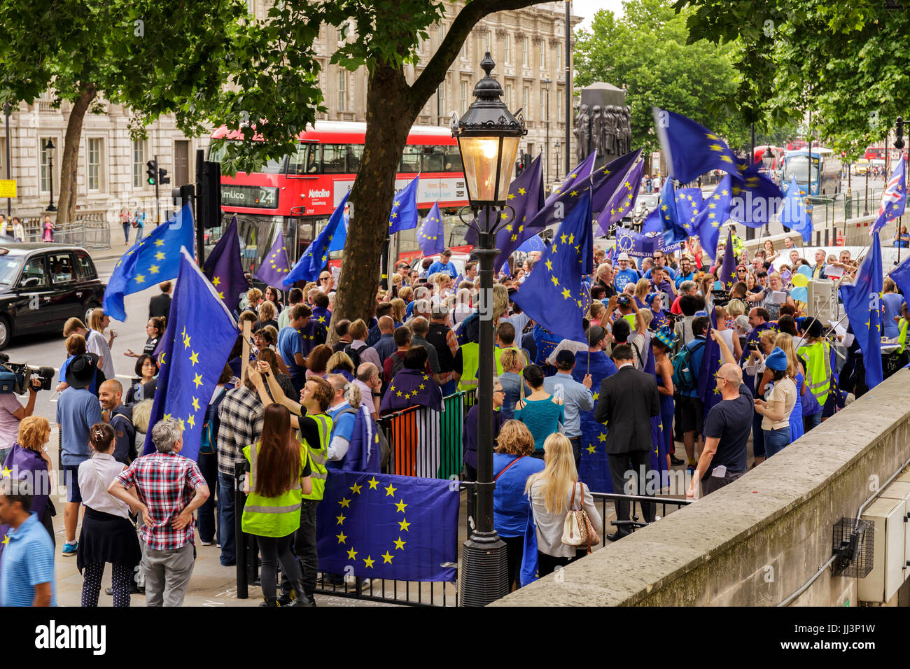 Londres, Reino Unido - 23 de junio, 2017: Anti-Brexit protesta en Whitehall en Londres Foto de stock