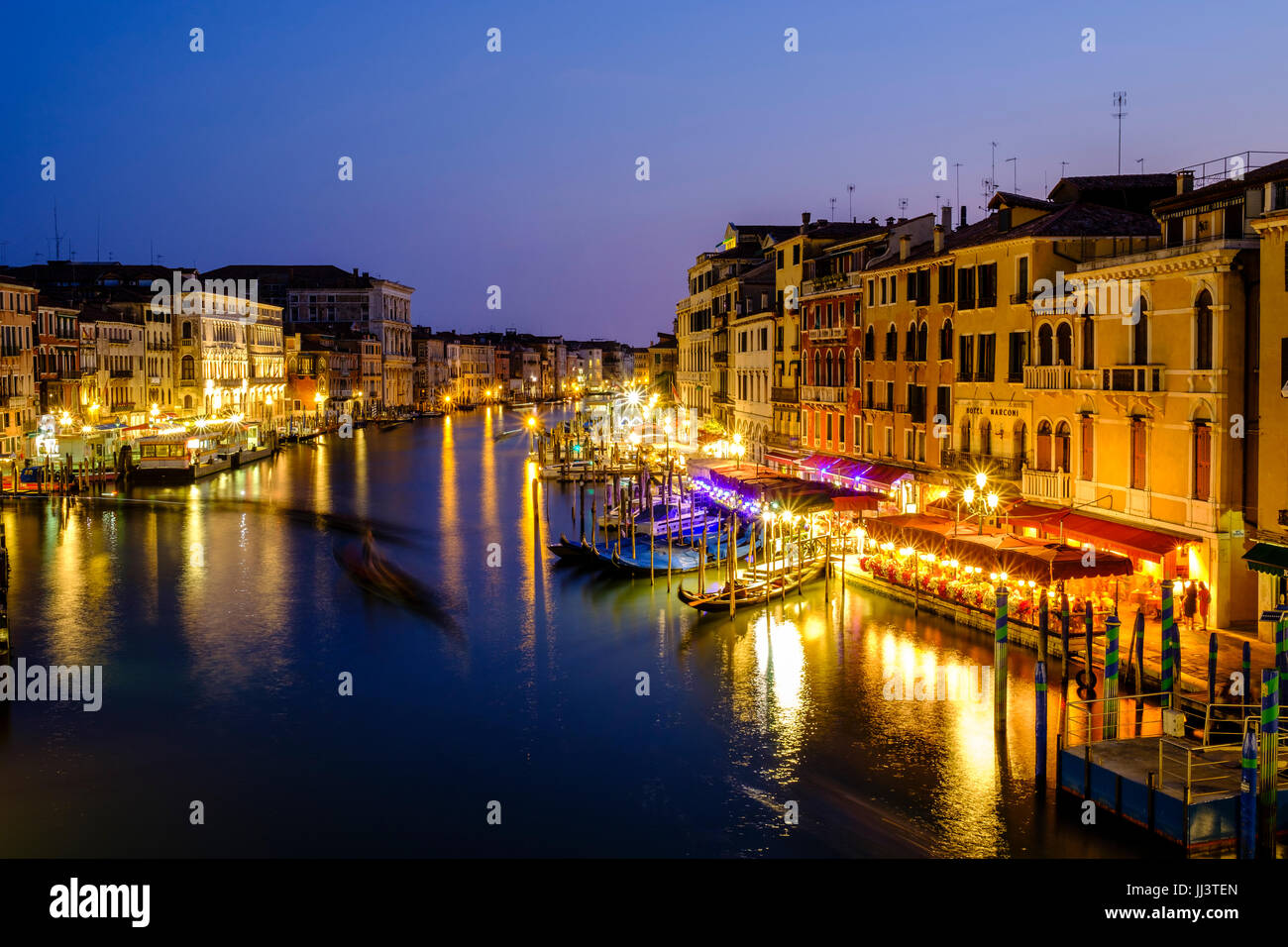 El Canal Grande, en la luz del atardecer, vista desde el puente de Rialto, Venecia, Véneto, Italia Foto de stock