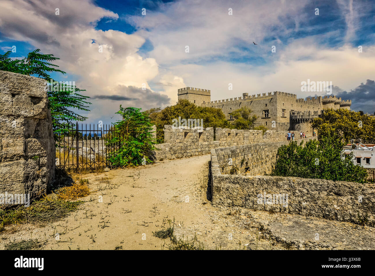 El griego antiguo castillo o fortaleza en la isla mediterránea de Rodas, Grecia en un cálido día de verano Foto de stock