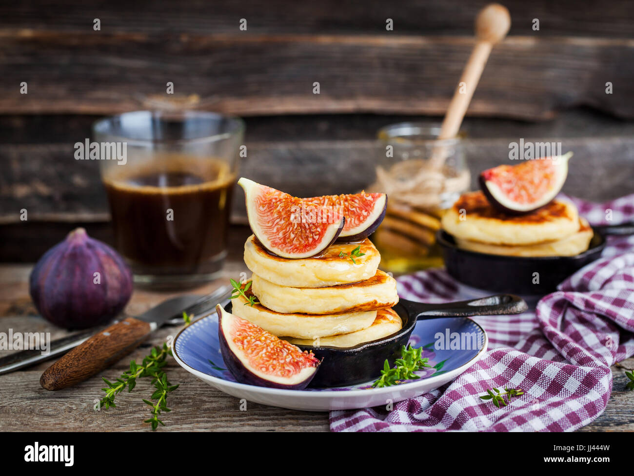 Requesón panqueques con higos frescos y miel para el desayuno Foto de stock