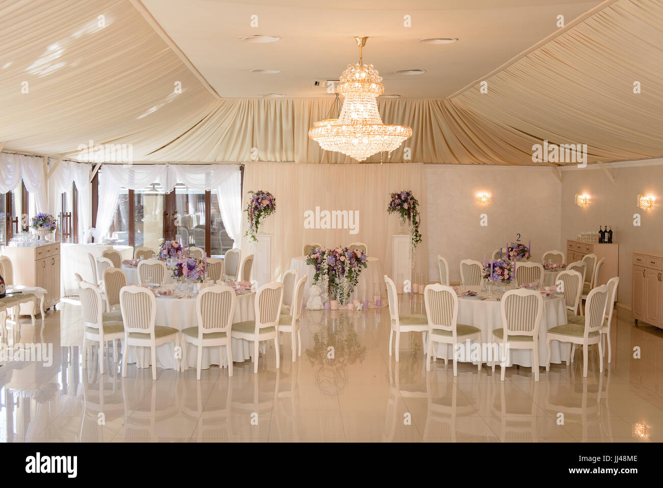 Interior de una boda restaurante decorado en colores crema Foto de stock