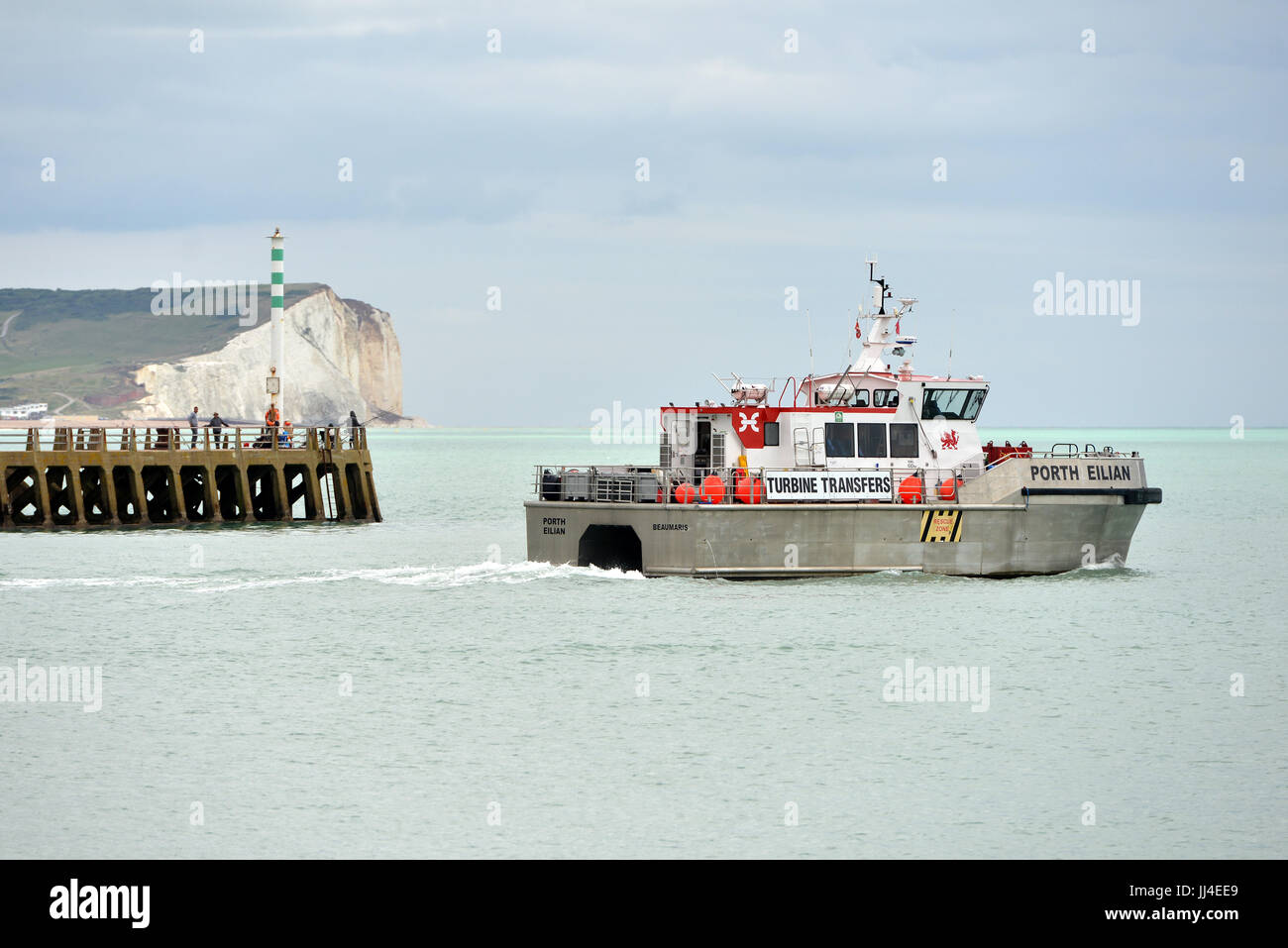Porth Eilian transferencias de turbina rumbo de la embarcación al parque eólico Rampian Foto de stock