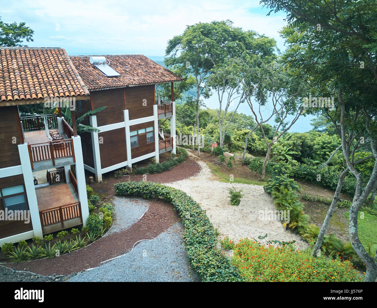 Vacaciones en villa natural junto a la laguna. Hotel Casas de hermosa naturaleza antecedentes Foto de stock