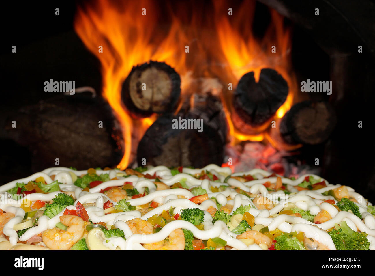 Pizza, estufa de leña, cocina, Brasil Foto de stock