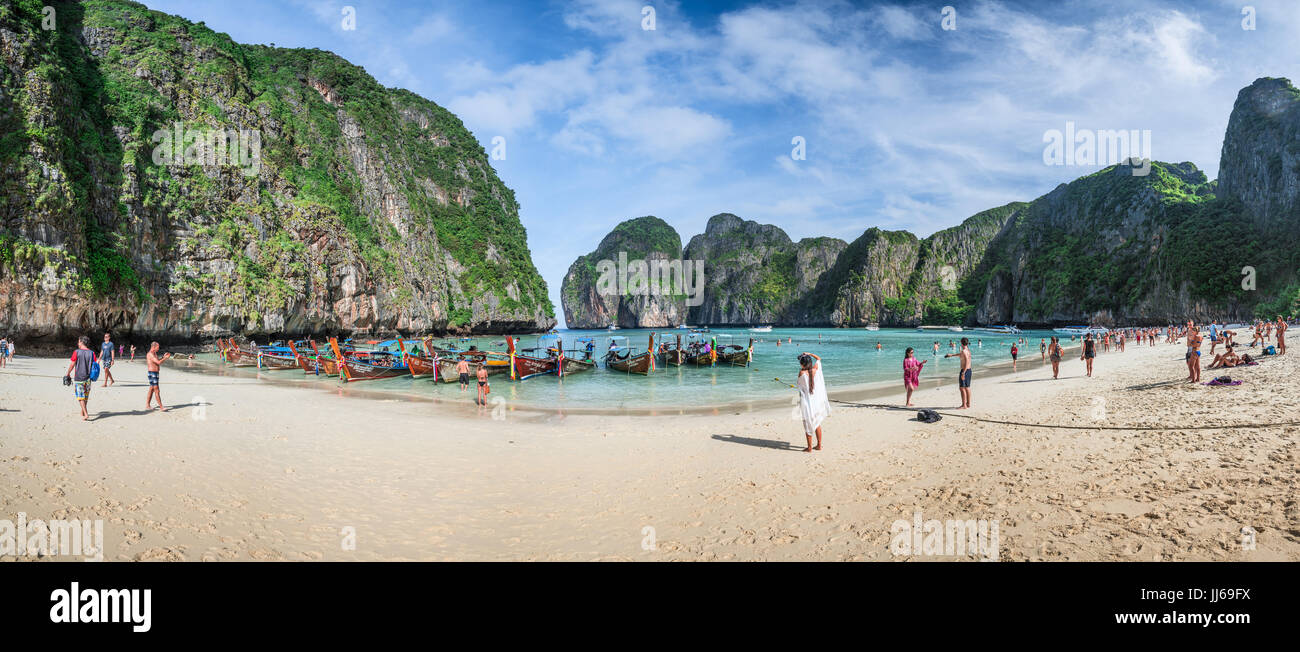 En Krabi, Tailandia - Diciembre 4 : coloridos botes de cola larga en playa Hermosa sobre un fondo de cielo azul y mar azul y rocas calizas, isla de Phi Phi Foto de stock