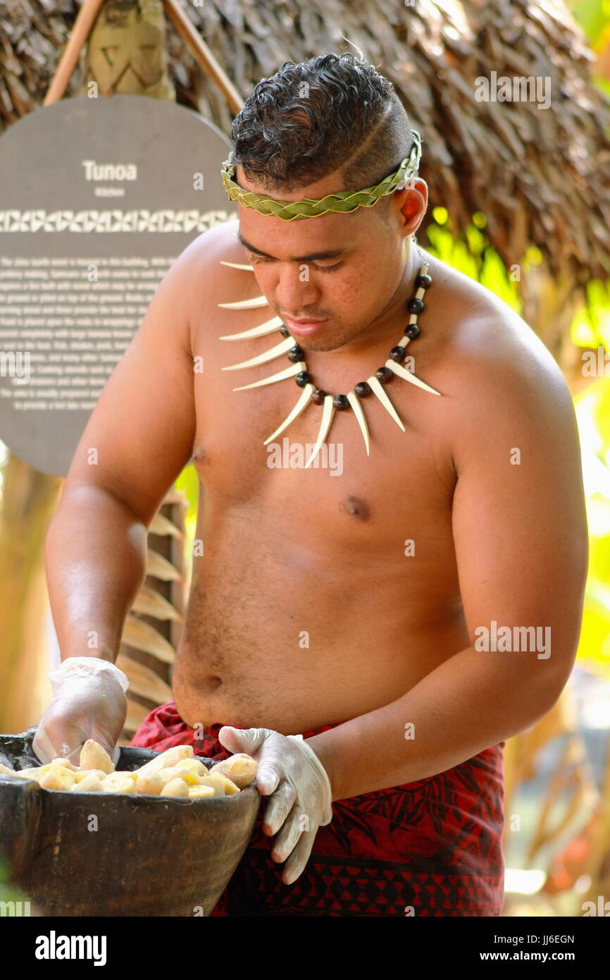 Honolulu, Hawaii - Mayo 27, 2016:Un hombre samoano demostrando cómo preparar un plato de plátano en leche de coco que se compartirá con la muchedumbre en la Foto de stock