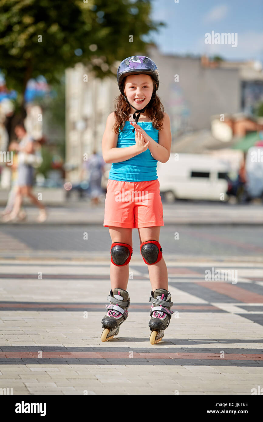 Cute Little Girl aprendiendo a patines en ciudad skate park en el hermoso  día de verano Fotografía de stock - Alamy