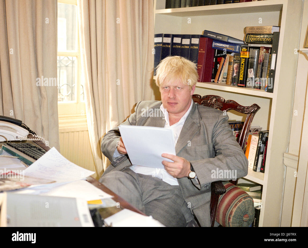 Boris Johnson Primer Ministro conservador, editor de la revista Spectator fotografiado en la oficina de la revista Spectator en 2003, Westminster, Londres, Inglaterra. Foto de stock