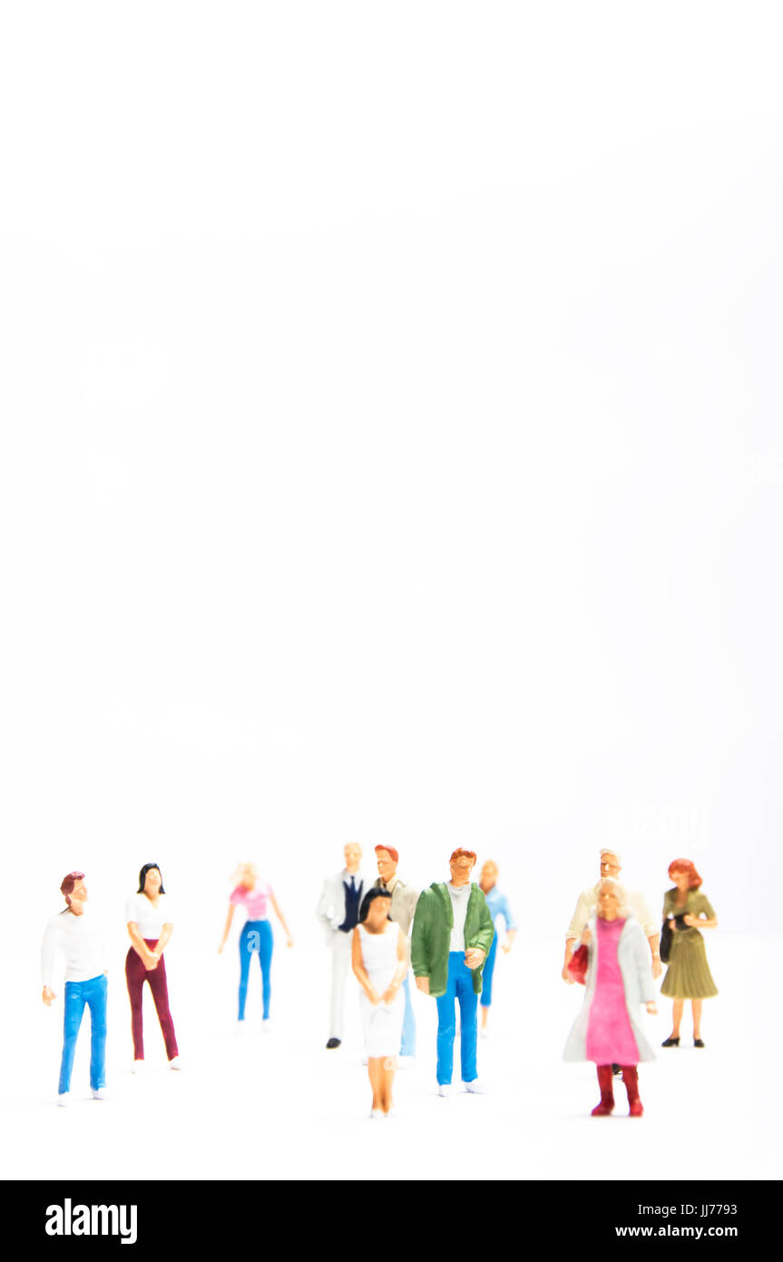 Figuras en miniatura de hombres y mujeres como concepto de fuerza de trabajo, los medios de comunicación social, sociología Foto de stock
