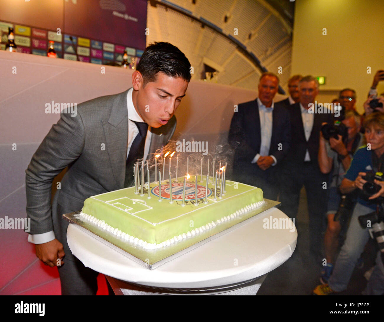 Fussball Bvb Verdirbt Seeler Geburtstag Bayern Nur Remis Maz