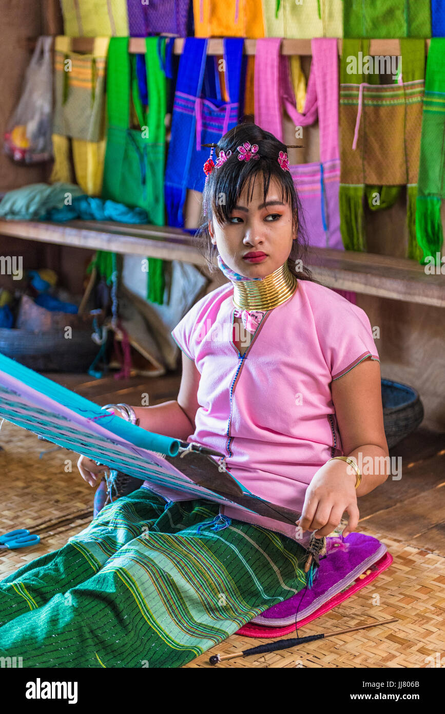 Una joven de la tribu padaung (el grupo en el que las mujeres visten el cuello de latón bobinas), Lago Inle, el estado de Shan, Myanmar Foto de stock