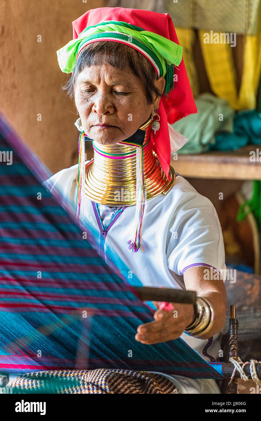 Una mujer de la tribu padaung (el grupo en el que las mujeres visten el cuello de latón bobinas), Lago Inle, el estado de Shan, Myanmar Foto de stock