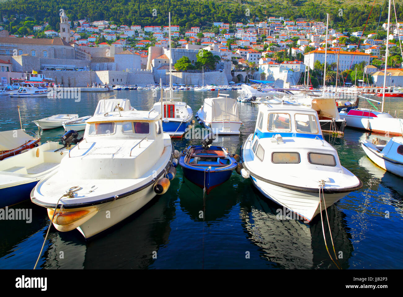 Fshing barcos en puerto viejo de Dubrovnik, Croacia Foto de stock