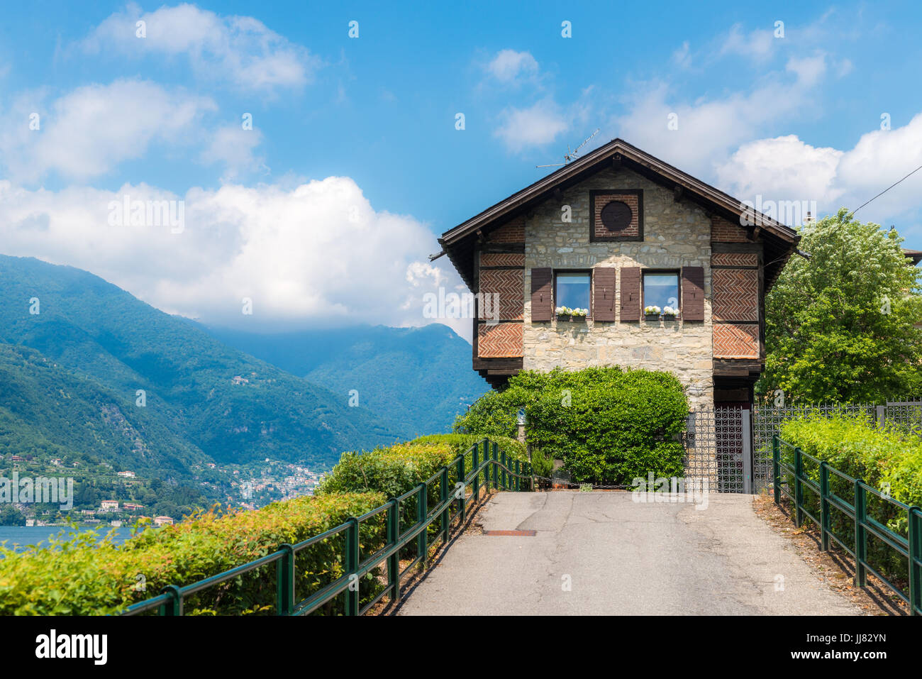 Casa de estilo Alps junto al Lago de Como, Italia en un hermoso día de verano Foto de stock